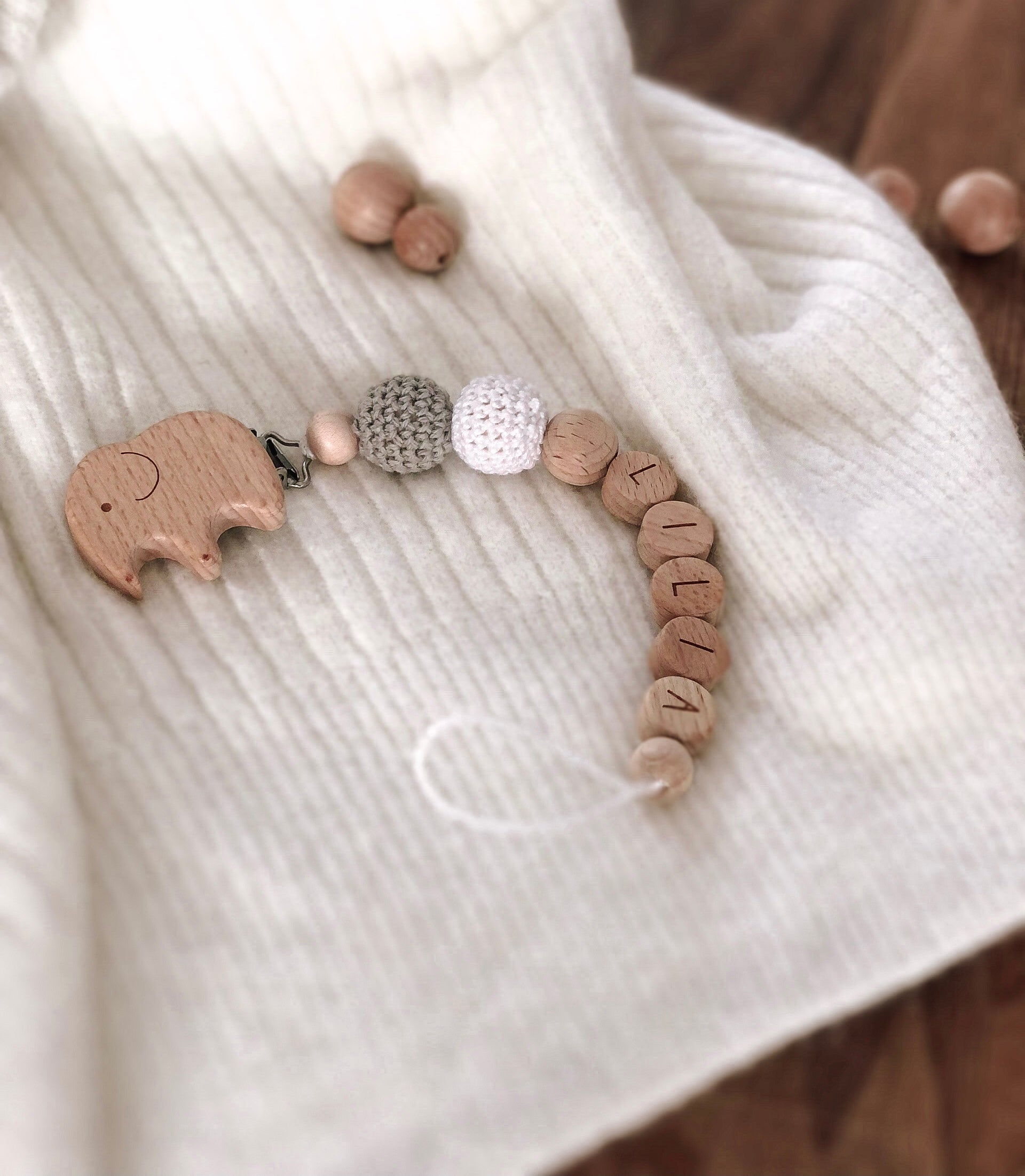 Schnullerkette Elefant - Grau Weiß Bohobuchstaben