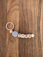 Lade das Bild in den Galerie-Viewer, Schlüsselanhänger Mama und Papa - Rosa Grau
